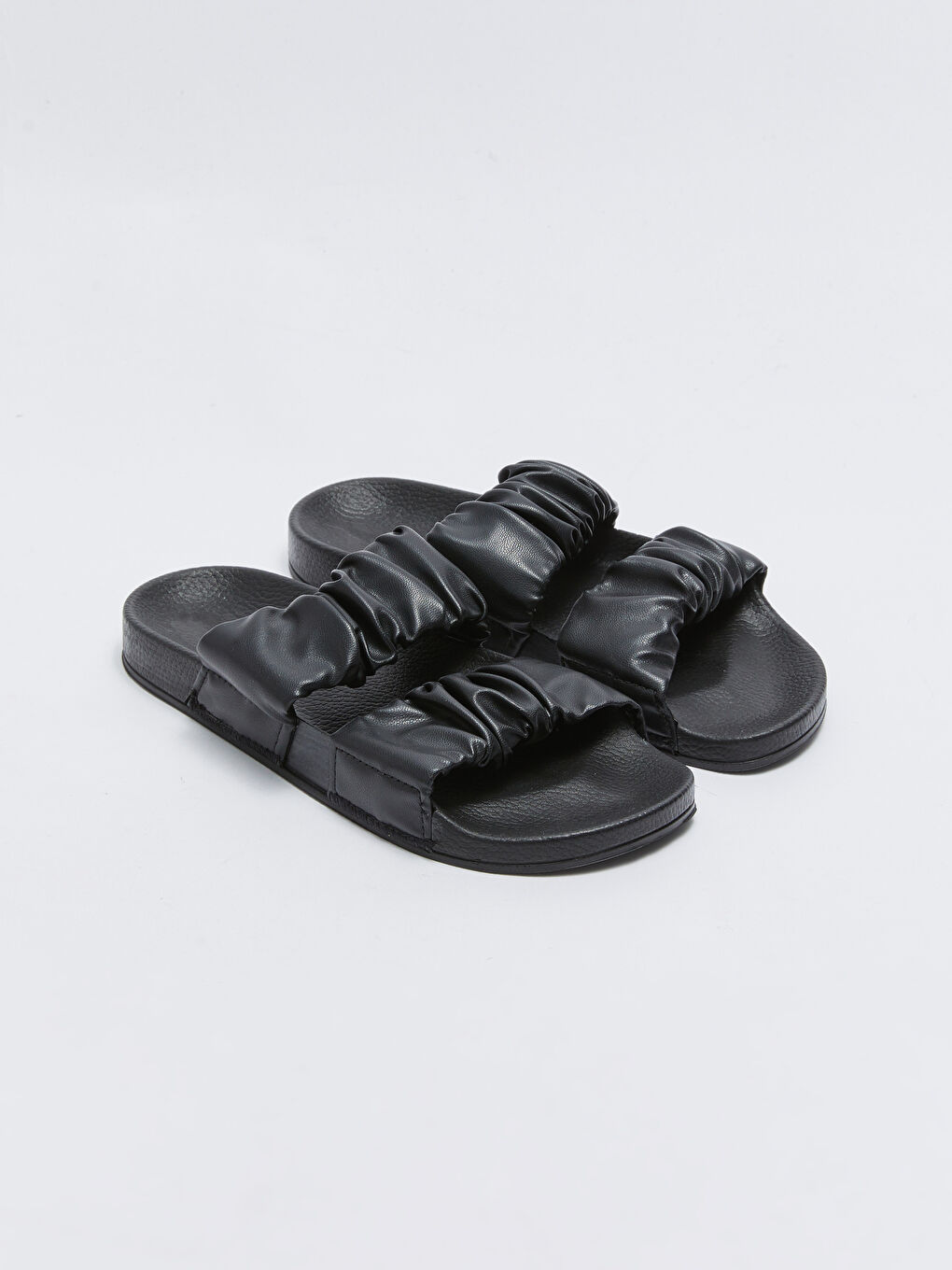 Siyah Deri Görünümlü Büzgülü Çift Bantlı Kadın Terlik