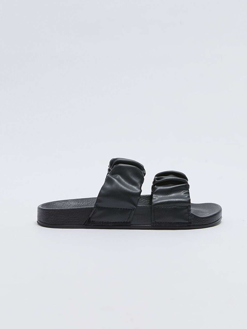 Siyah Deri Görünümlü Büzgülü Çift Bantlı Kadın Terlik-1