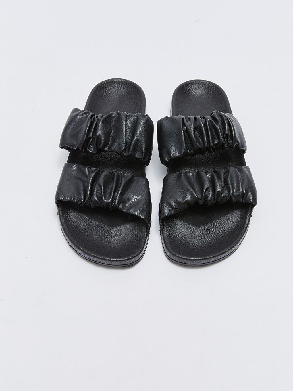 Siyah Deri Görünümlü Büzgülü Çift Bantlı Kadın Terlik-2