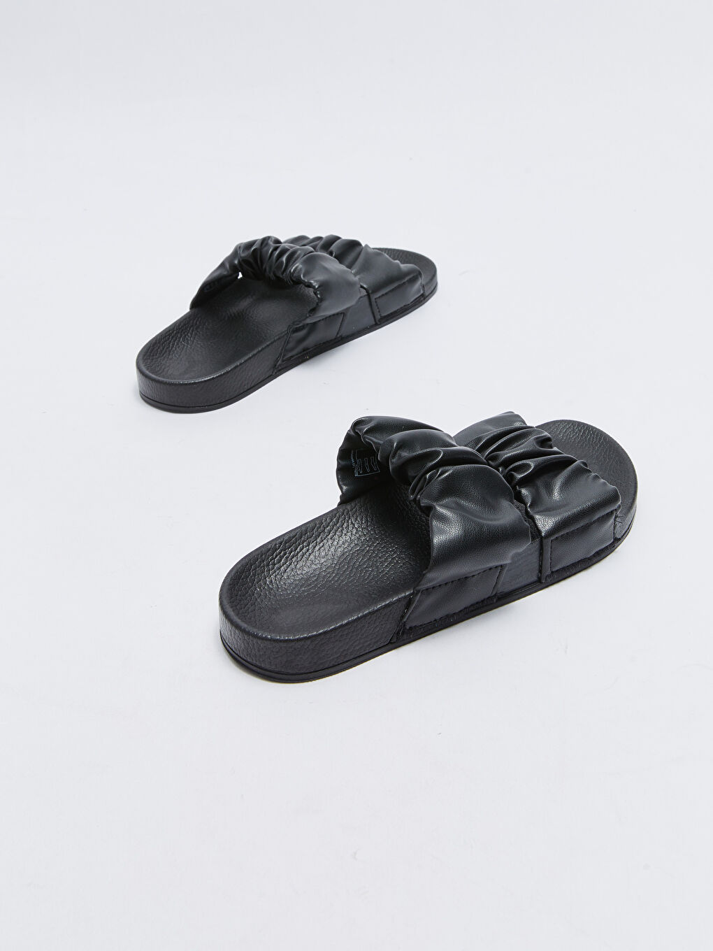 Siyah Deri Görünümlü Büzgülü Çift Bantlı Kadın Terlik-4