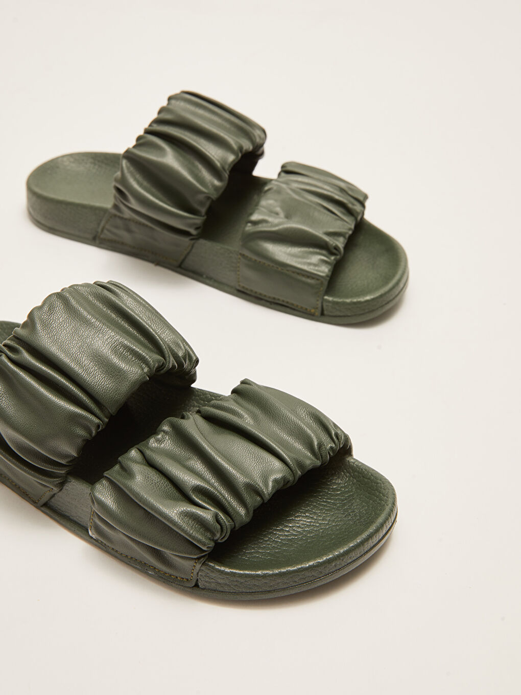 Yeşil Deri Görünümlü Büzgülü Çift Bantlı Kadın Terlik-2