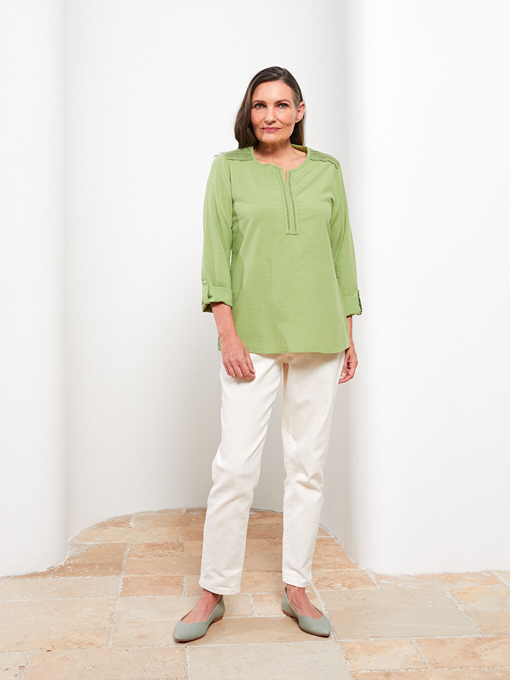 بلوزة ياقة بشق مطرزة كم طويل قطن للسيدات