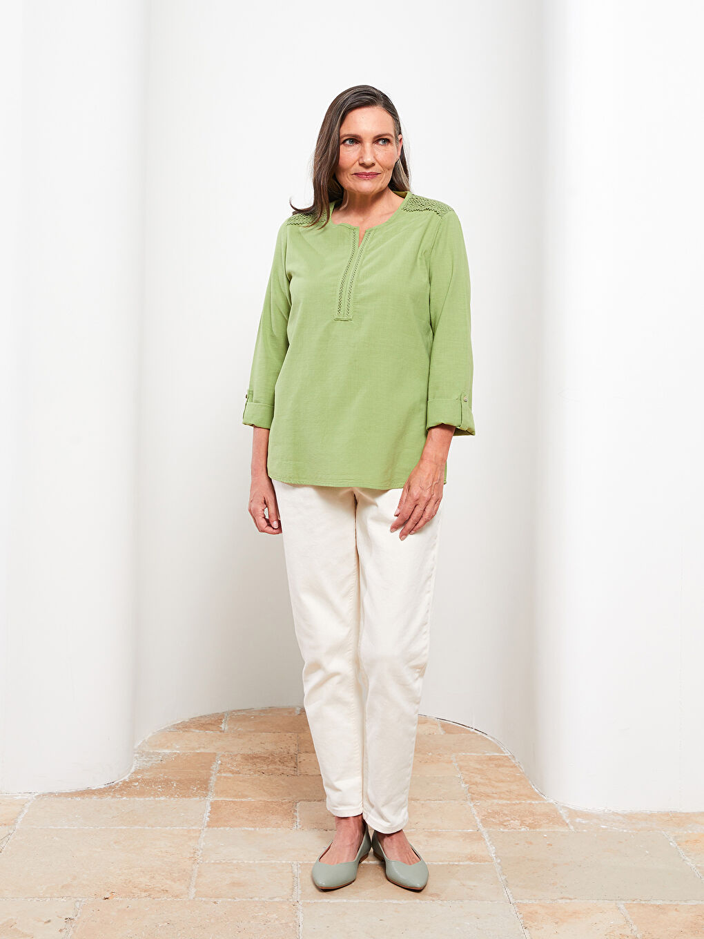 بلوزة ياقة بشق مطرزة كم طويل قطن للسيدات-1