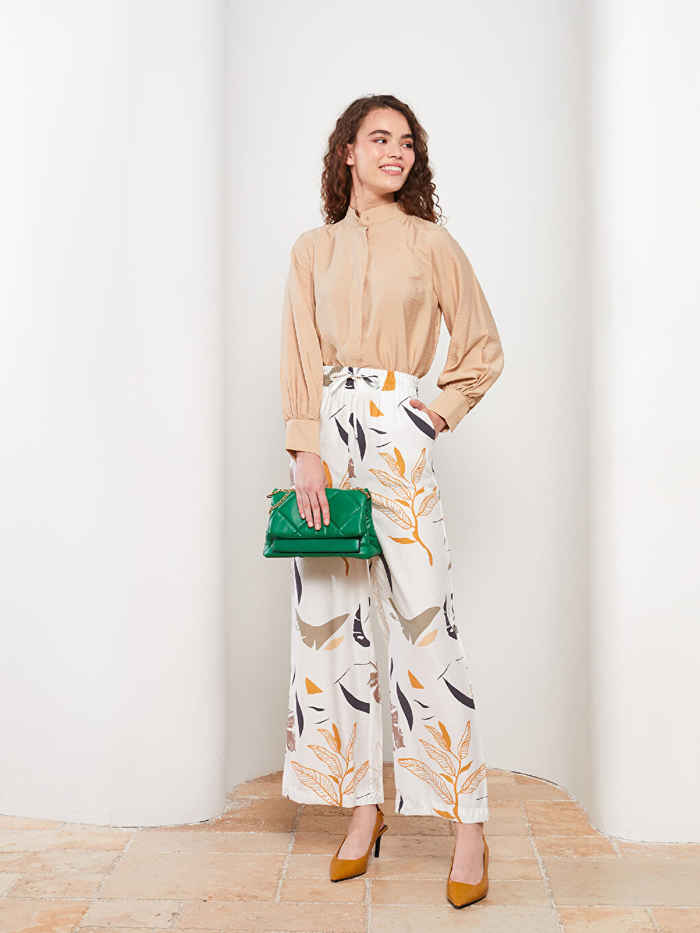 Bej Beli Lastikli Standart Fit Desenli Kadın Pantolon