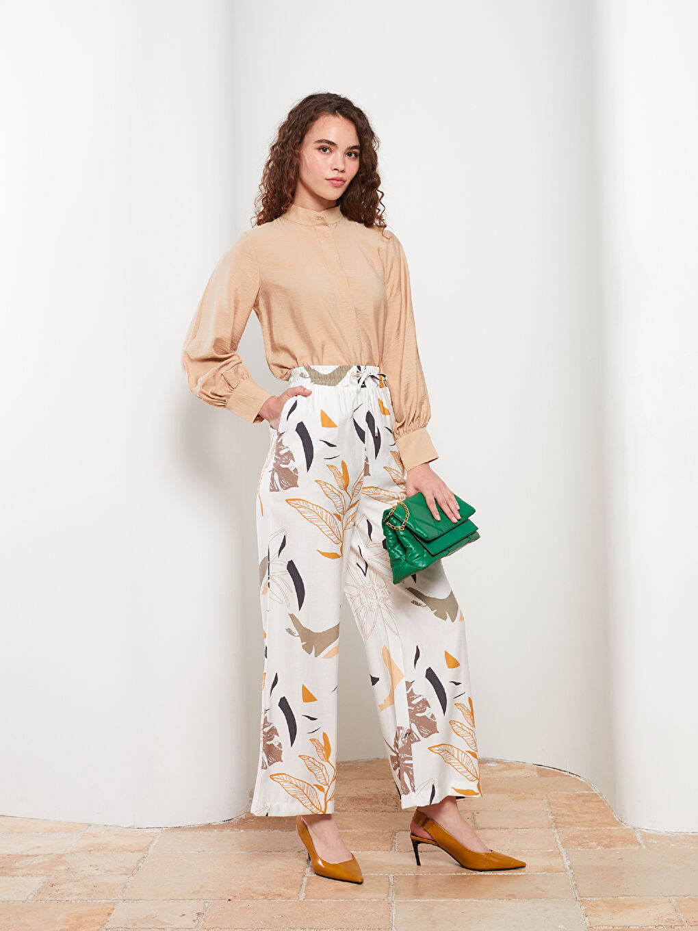 Bej Beli Lastikli Standart Fit Desenli Kadın Pantolon-1