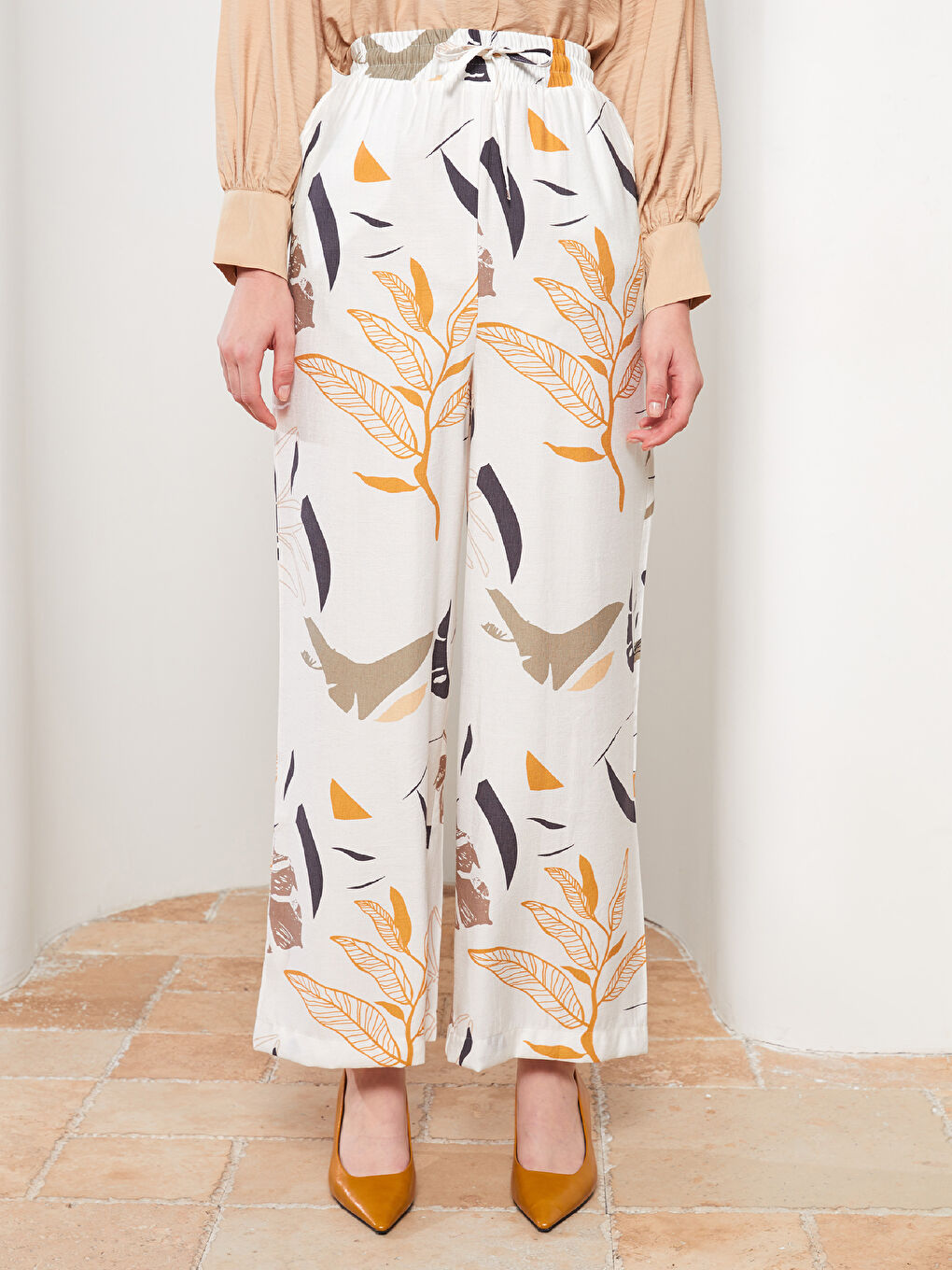 Bej Beli Lastikli Standart Fit Desenli Kadın Pantolon-3