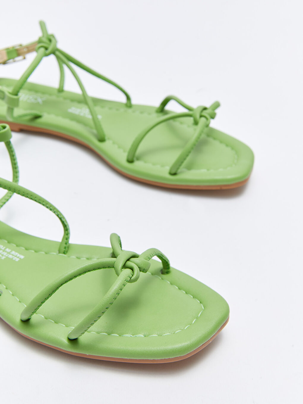 صنادل نسائية بشريط رفيع وتفاصيل بمشبك-2