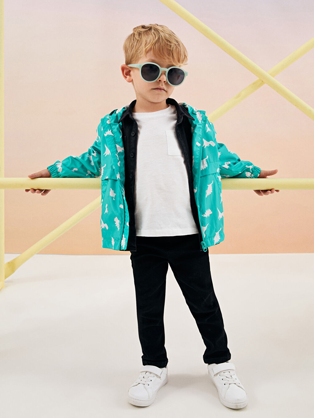 Siyah Oyunlara Eşlik Eden Rahat Jean Pantolon