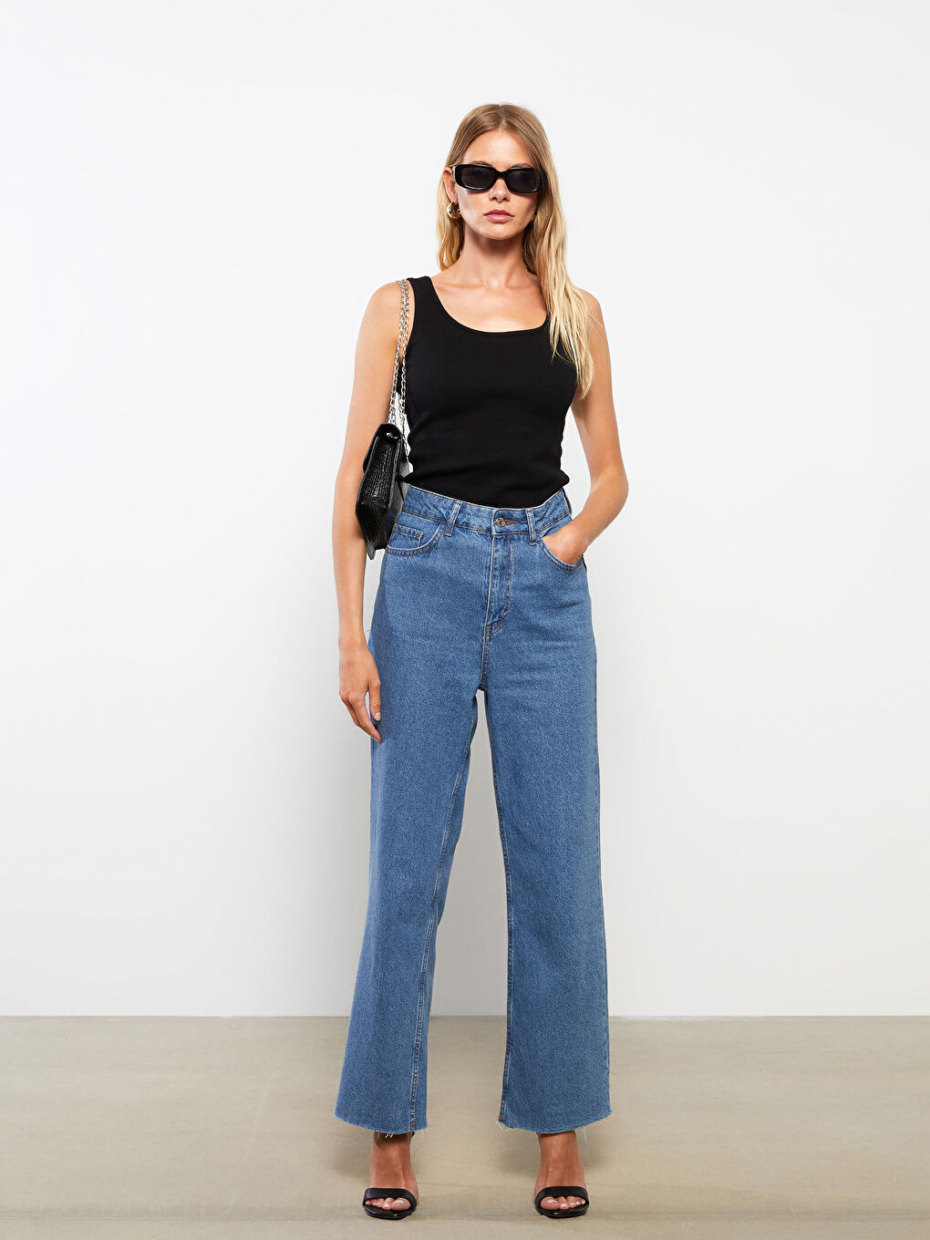 Женская майка с U-образным вырезом и однотонным дизайном