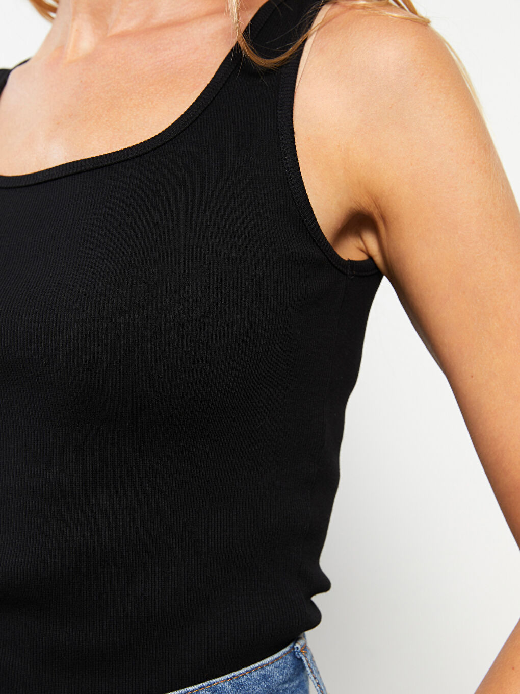 Женская майка с U-образным вырезом и однотонным дизайном-3