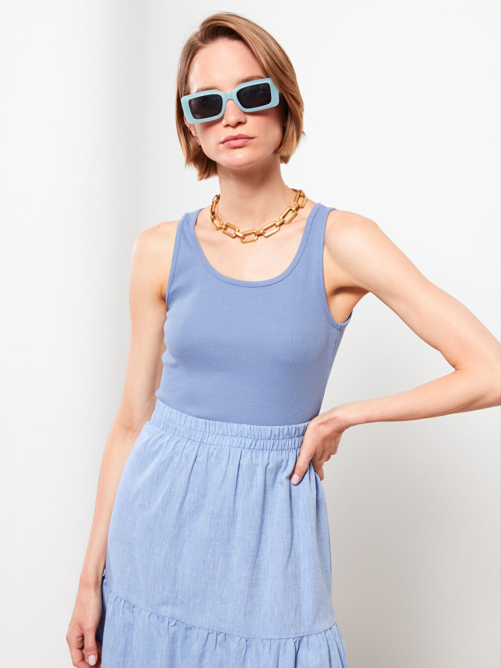 Женская майка с U-образным вырезом и однотонным дизайном-1