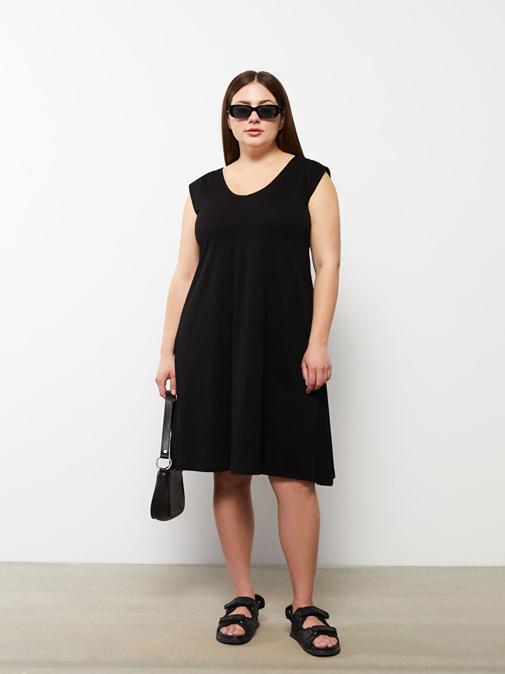 Siyah Büyük Beden U Yaka Düz Kısa Kollu A Kesim Pamuklu Kadın Elbise-1