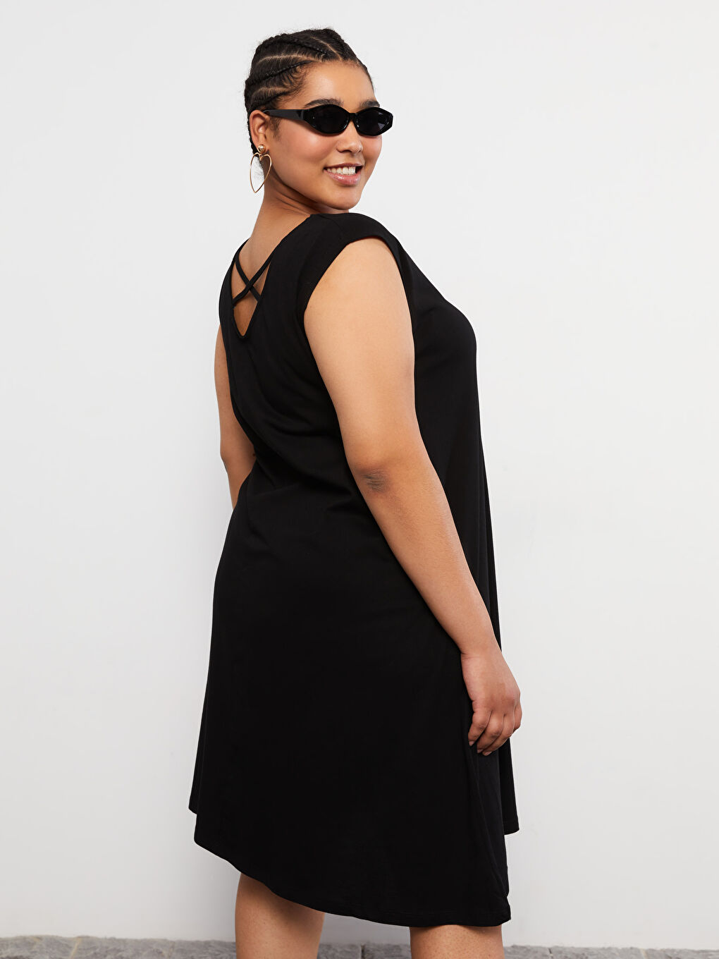 Siyah Büyük Beden U Yaka Düz Kısa Kollu A Kesim Pamuklu Kadın Elbise-2