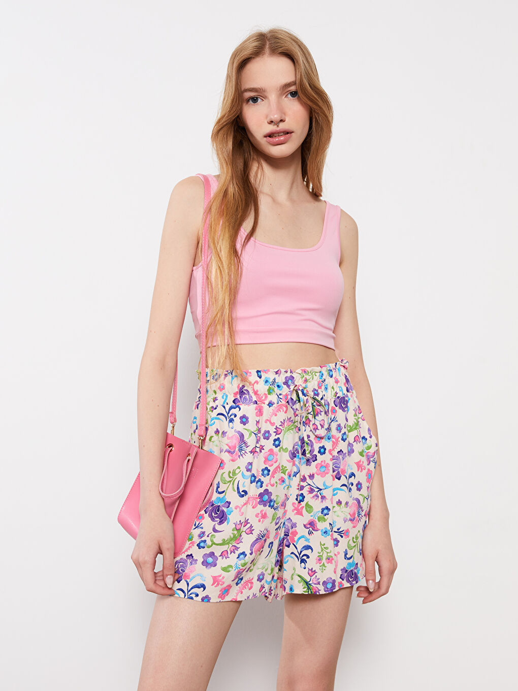 Yeşil Beli Lastikli Rahat Kalıp Çiçekli Viskon Kadın Şort-1