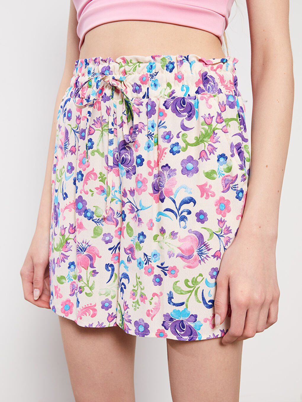 Yeşil Beli Lastikli Rahat Kalıp Çiçekli Viskon Kadın Şort-4