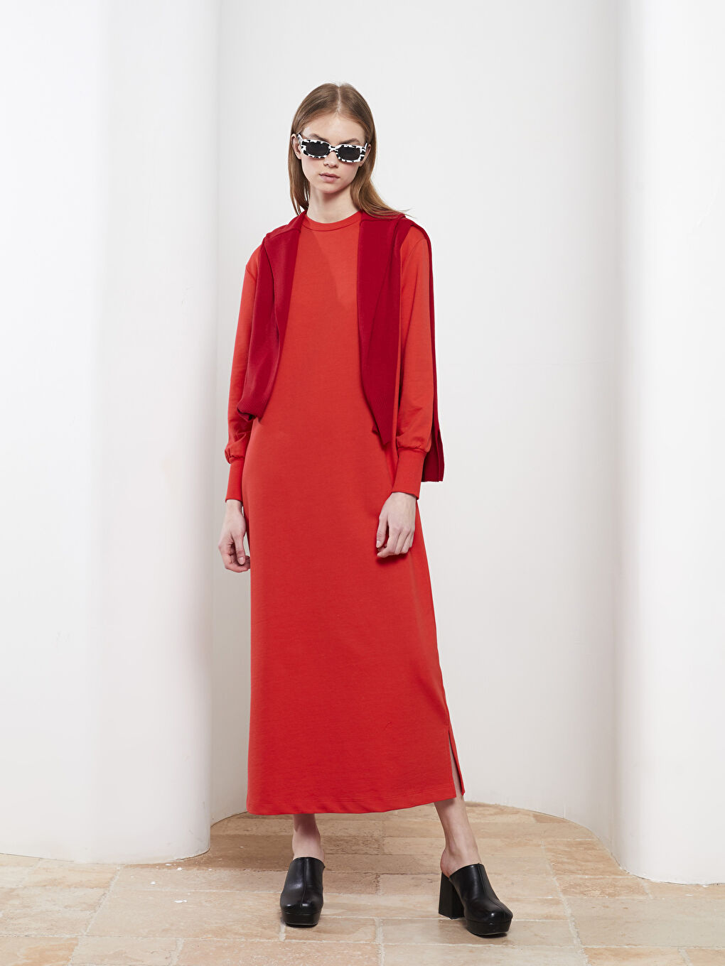 فستان كم طويل سادة بياقة دائرية للسيدات