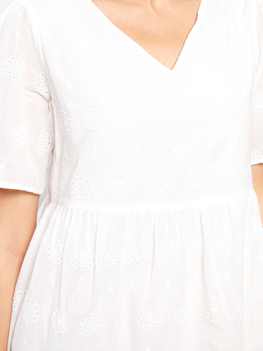 Ekru V Yaka Desenli Kısa Kollu Poplin Kadın Elbise-3