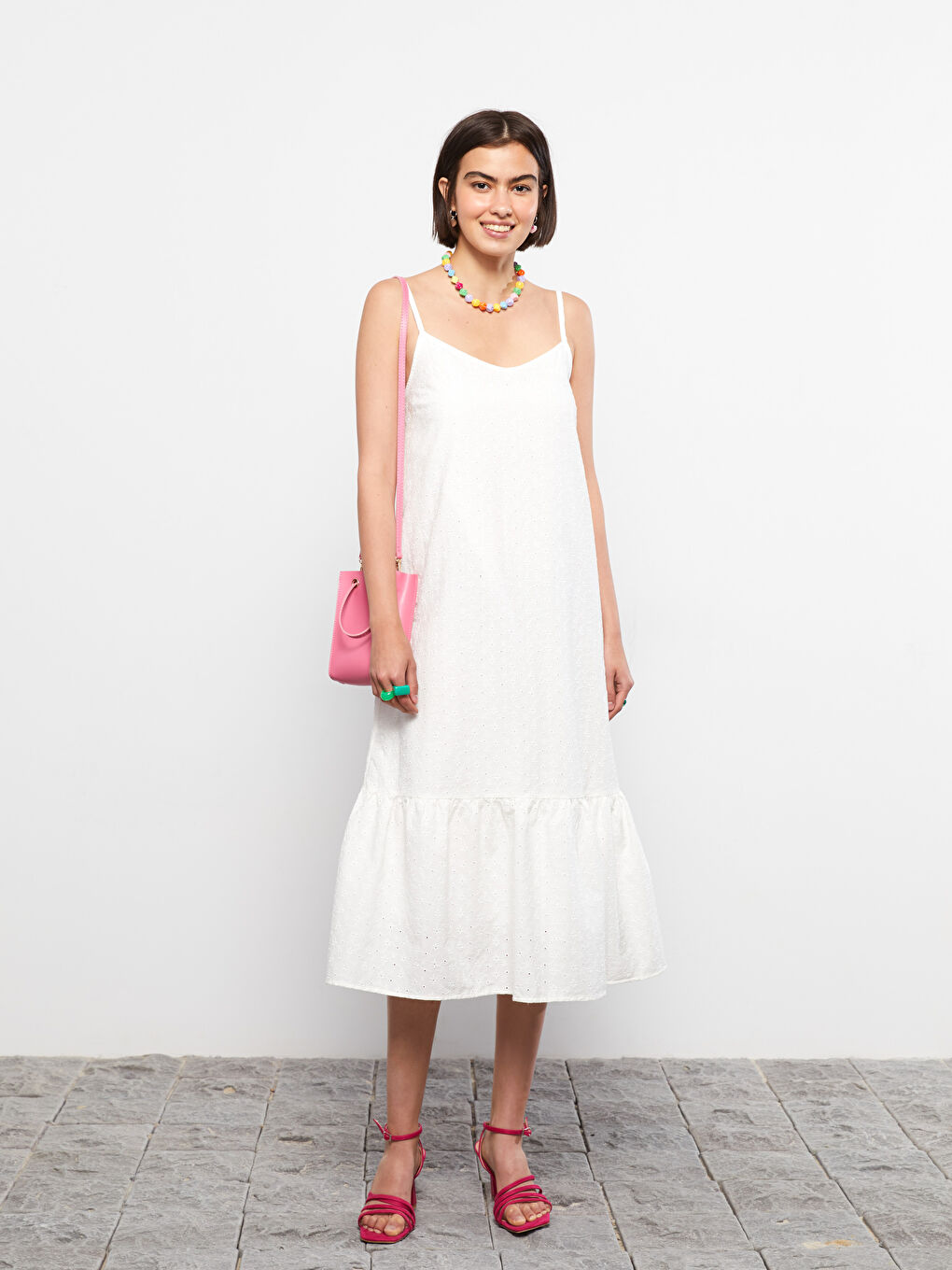 Beyaz Kalp Yaka Nakışlı Askılı Poplin Kadın Elbise