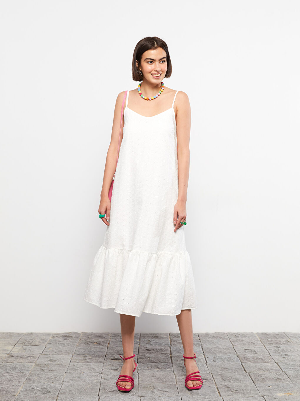 Beyaz Kalp Yaka Nakışlı Askılı Poplin Kadın Elbise-1