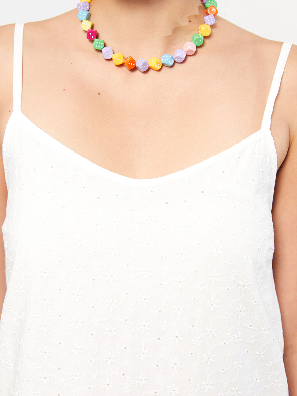 Beyaz Kalp Yaka Nakışlı Askılı Poplin Kadın Elbise-4