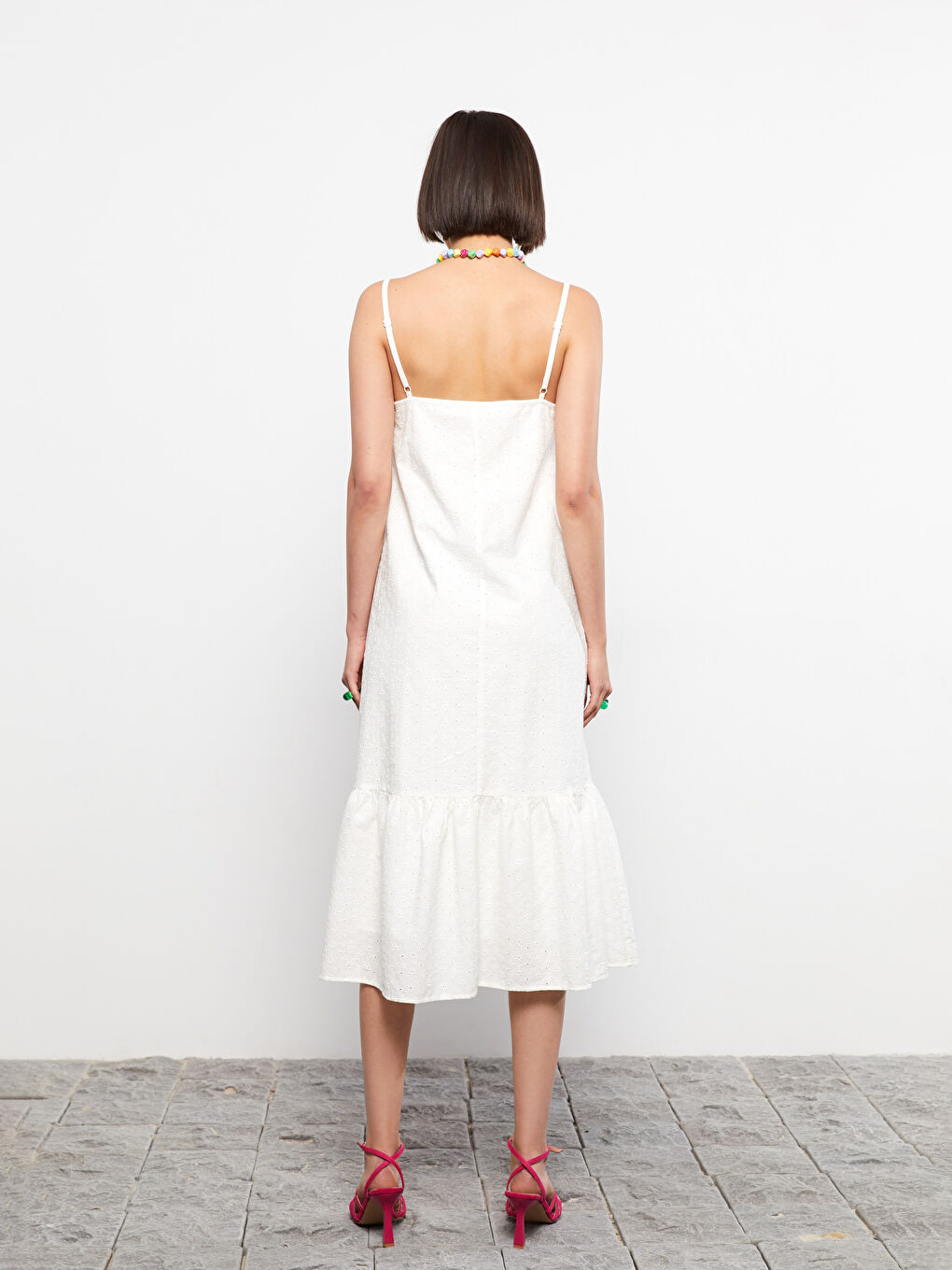 Beyaz Kalp Yaka Nakışlı Askılı Poplin Kadın Elbise-5