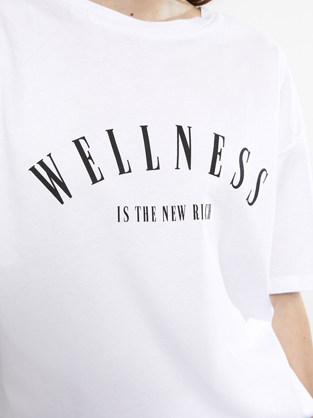 Beyaz Bisiklet Yaka Baskılı Kısa Kollu Pamuklu Kadın Tişört-3