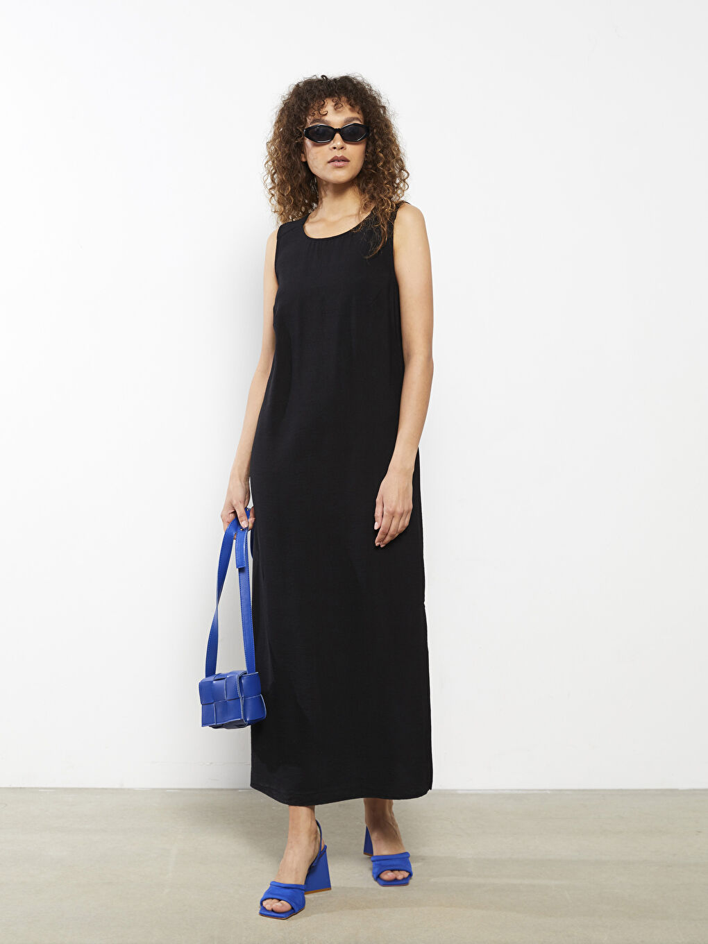 Siyah Kadın Bisiklet Yaka Düz Kolsuz Elbise-1