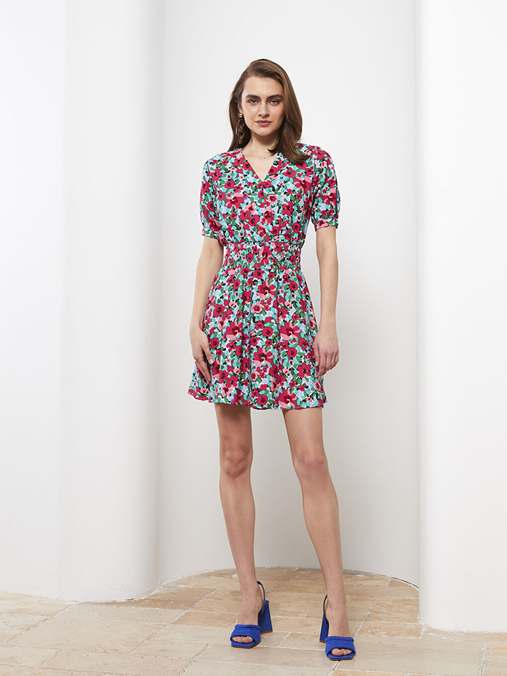 Pembe V Yaka Çiçekli Kısa Kollu Kadın Elbise