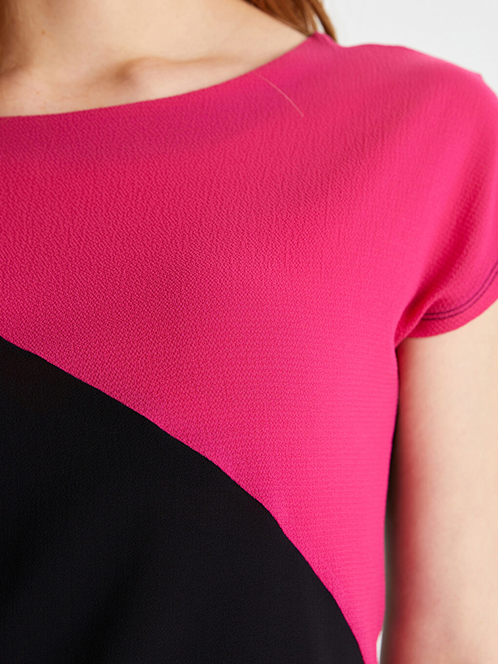 Siyah Kayık Yaka Renk Bloklu Kısa Kollu Kadın Tişört-3