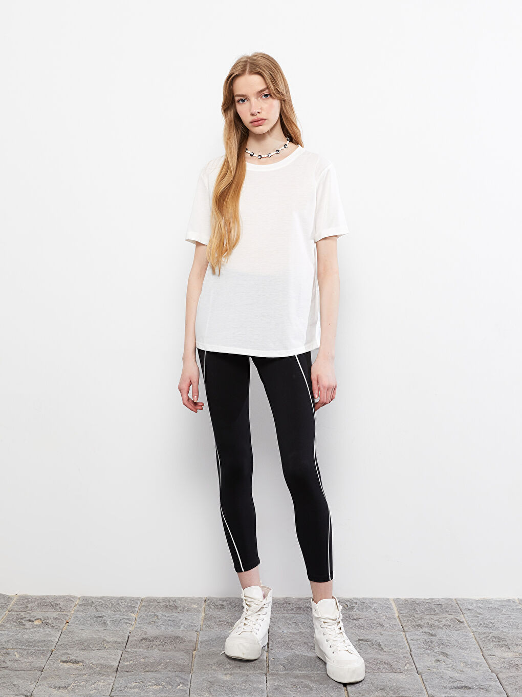 Ekru Bisiklet Yaka Düz Kısa Kollu Kadın Tişört-2