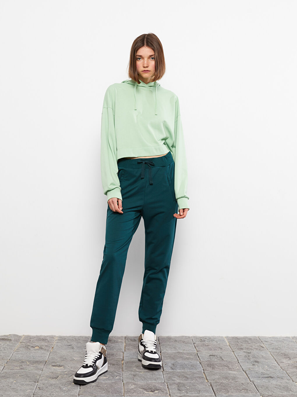 Elastic Waist Regular Pocket Detailed Women's Jogger Sweatpants-1