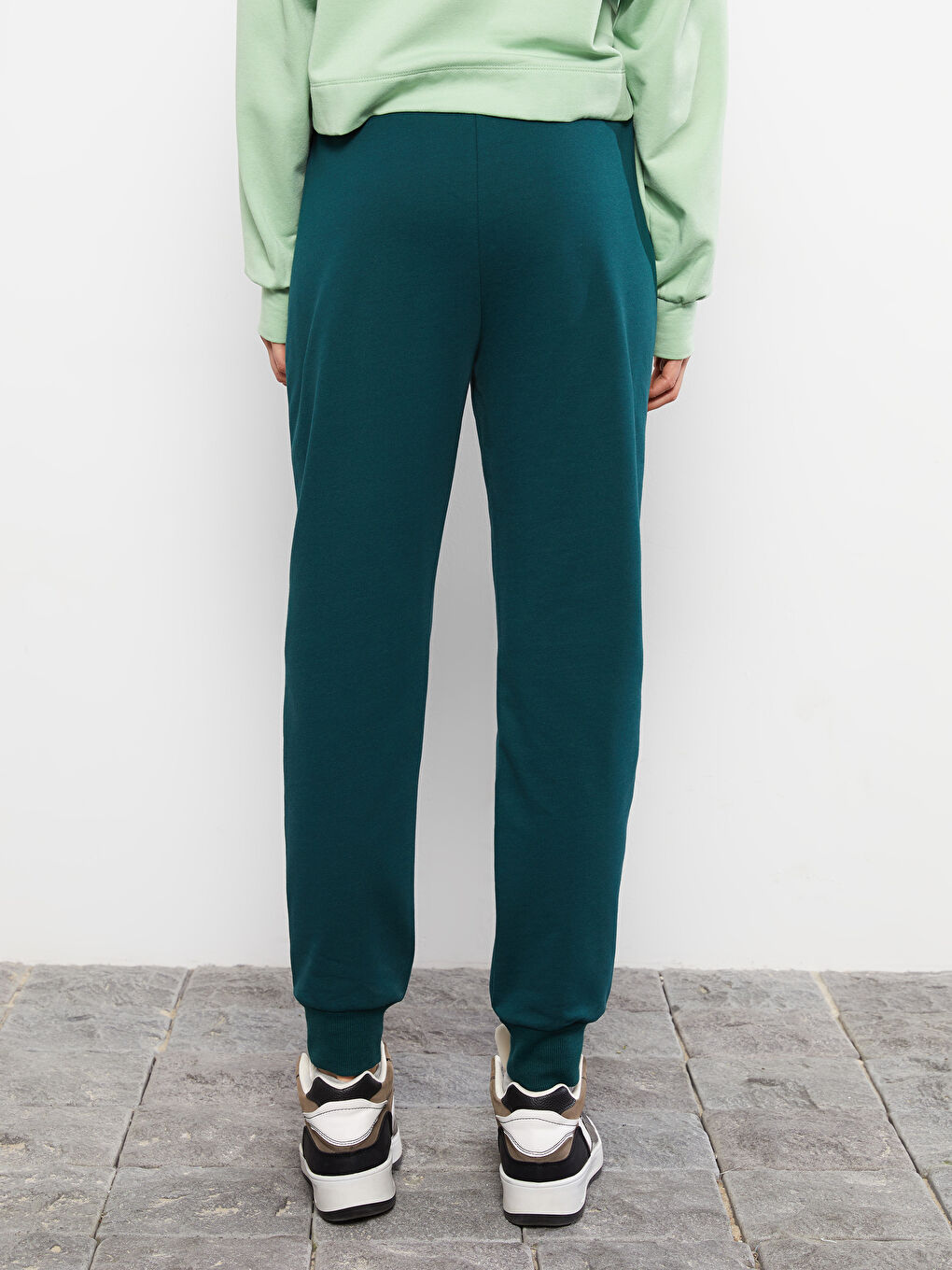 Elastic Waist Regular Pocket Detailed Women's Jogger Sweatpants-3