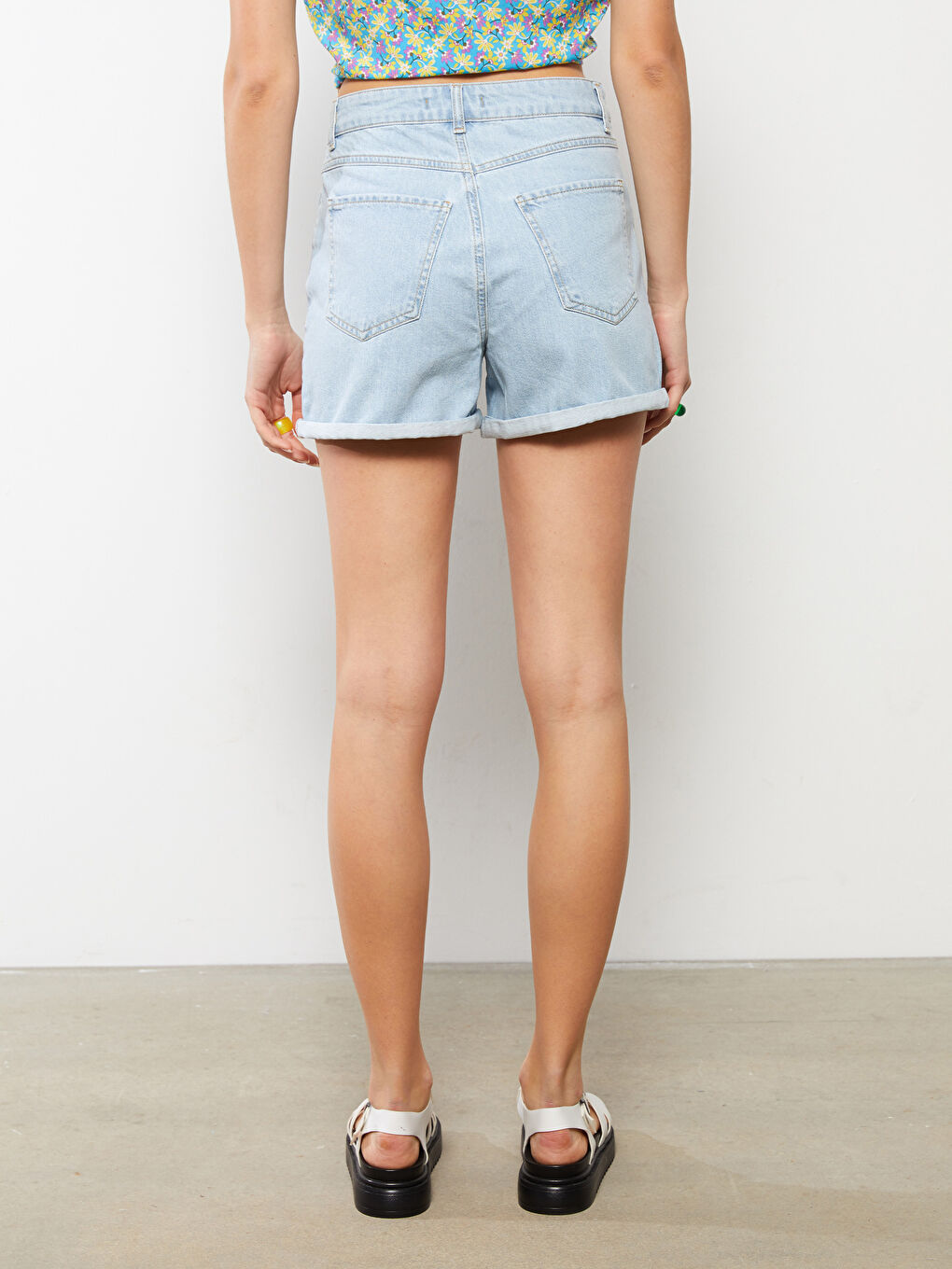 Mavi Standart Fit Düz Cep Detaylı Kadın Jean Şort-5