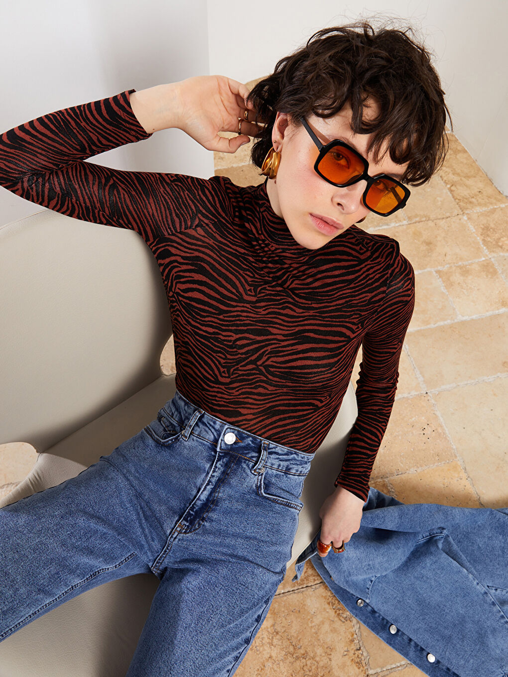 Kahverengi Dik Yaka Desenli Uzun Kollu Kadın Tişört-2