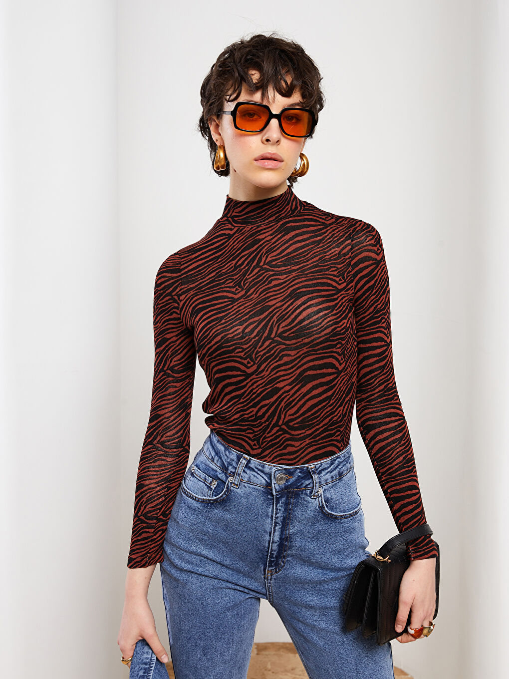 Kahverengi Dik Yaka Desenli Uzun Kollu Kadın Tişört-3