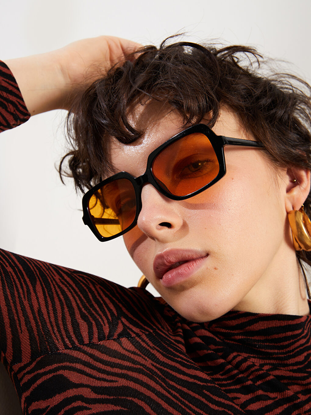 Kahverengi Dik Yaka Desenli Uzun Kollu Kadın Tişört-4