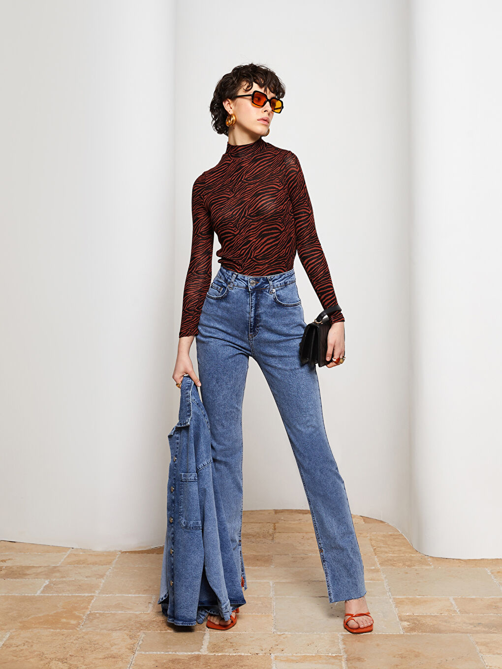 Kahverengi Dik Yaka Desenli Uzun Kollu Kadın Tişört-5