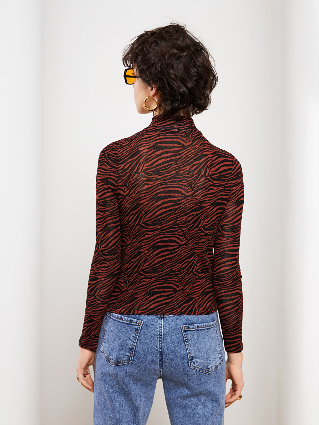 Kahverengi Dik Yaka Desenli Uzun Kollu Kadın Tişört-6