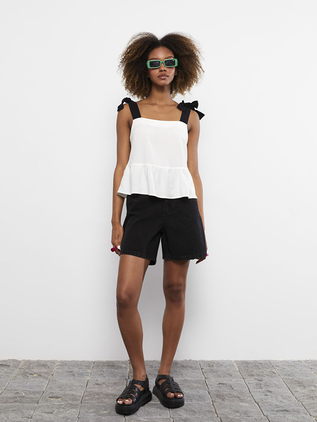 بلوزی یاخەی چوارگۆشە سادە تەوقەدار بۆ ژنان