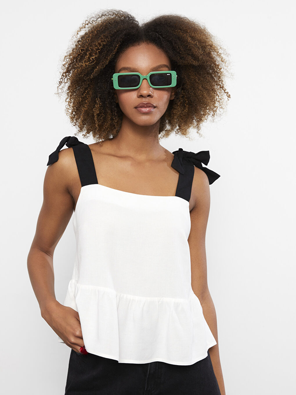 بلوزی یاخەی چوارگۆشە سادە تەوقەدار بۆ ژنان-1