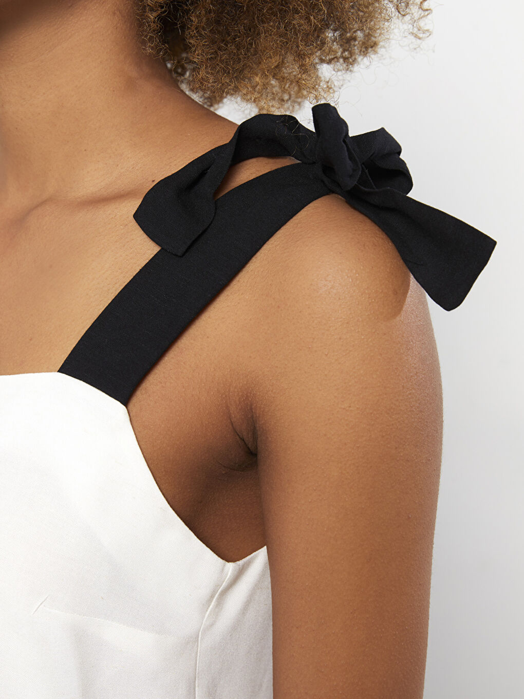 بلوزی یاخەی چوارگۆشە سادە تەوقەدار بۆ ژنان-2