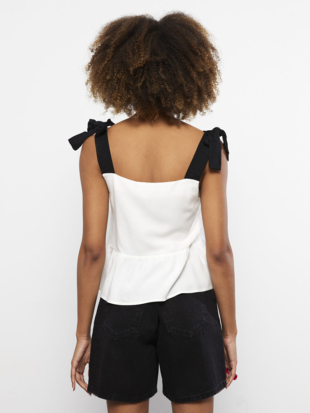 بلوزی یاخەی چوارگۆشە سادە تەوقەدار بۆ ژنان-3