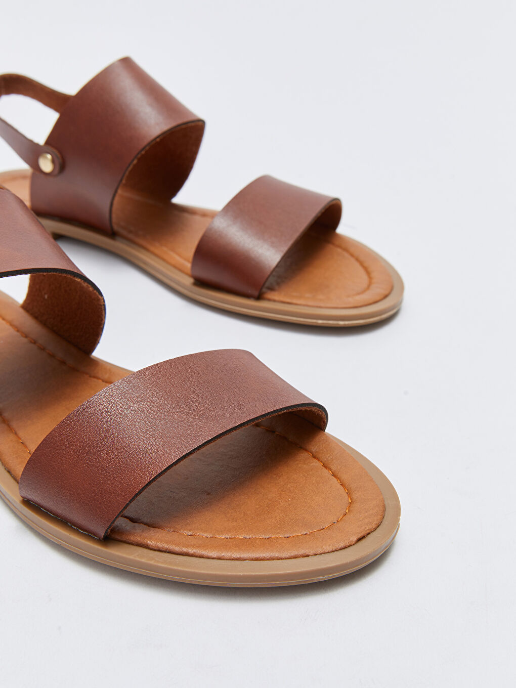 Kahverengi Çift Bantlı Toka Detaylı Kadın Sandalet-2