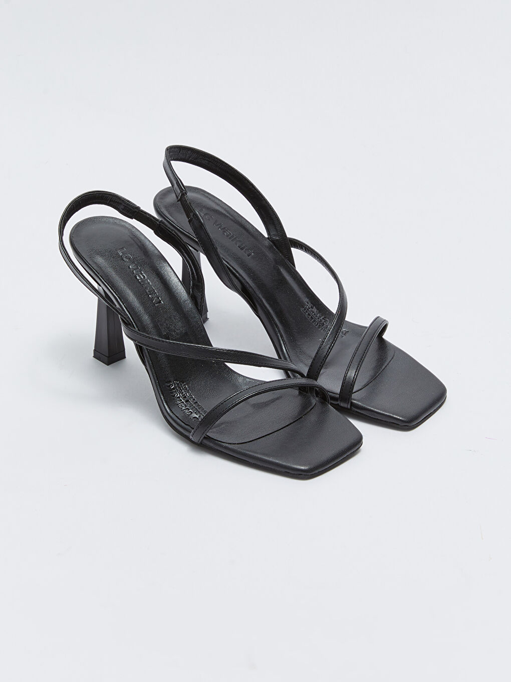 Siyah Deri Görünümlü Çapraz Bantlı Kadın Topuklu Ayakkabı