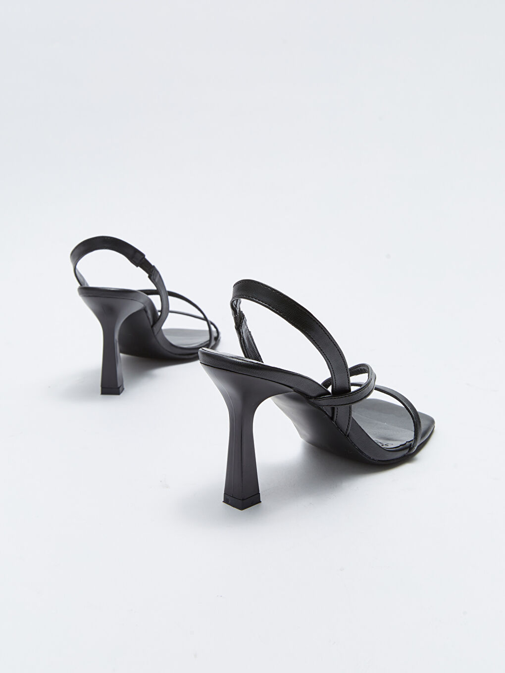 Siyah Deri Görünümlü Çapraz Bantlı Kadın Topuklu Ayakkabı-4