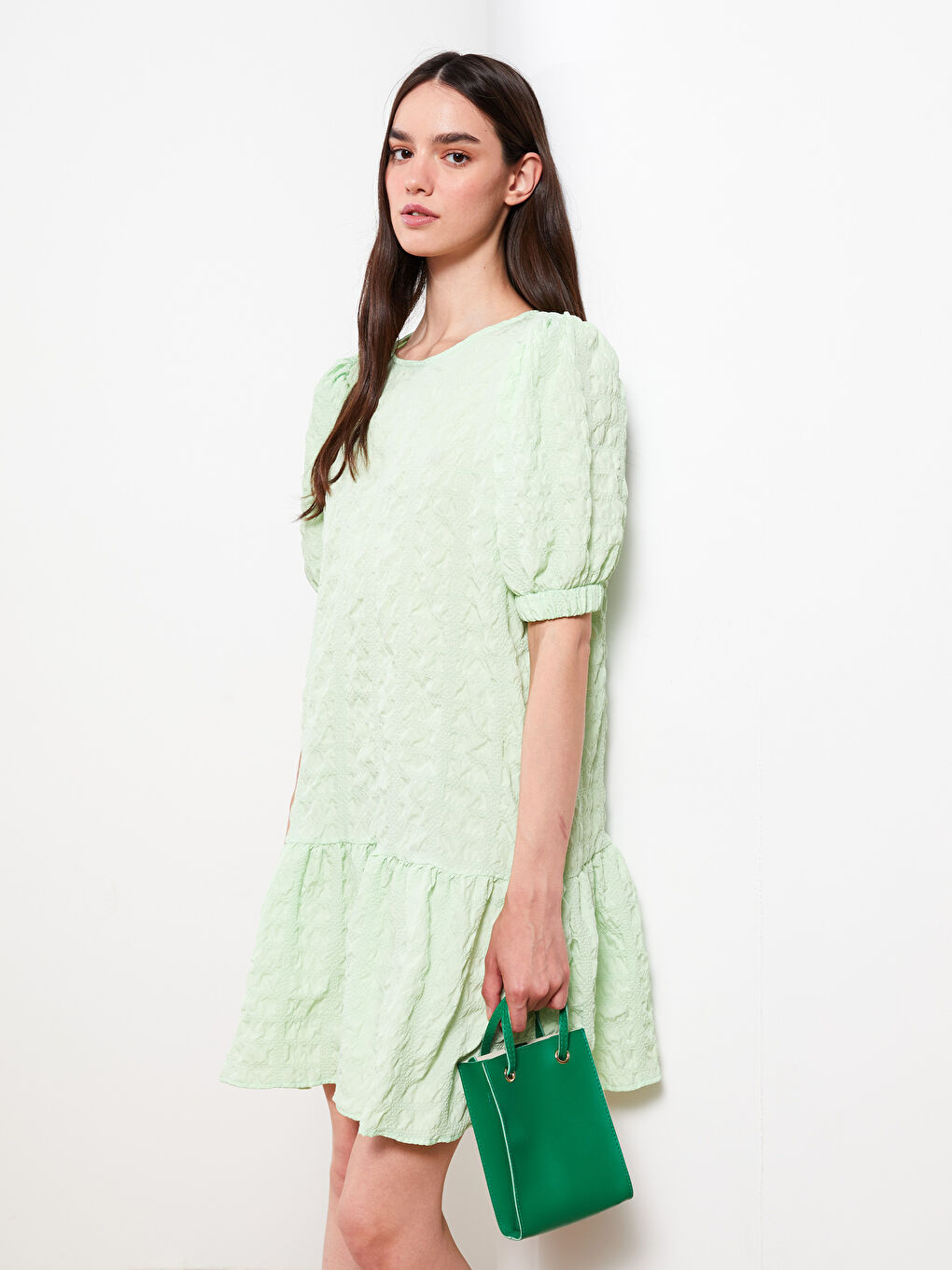 Yeşil Bisiklet Yaka Kendinden Desenli Kısa Kollu Gofre Elbise-1