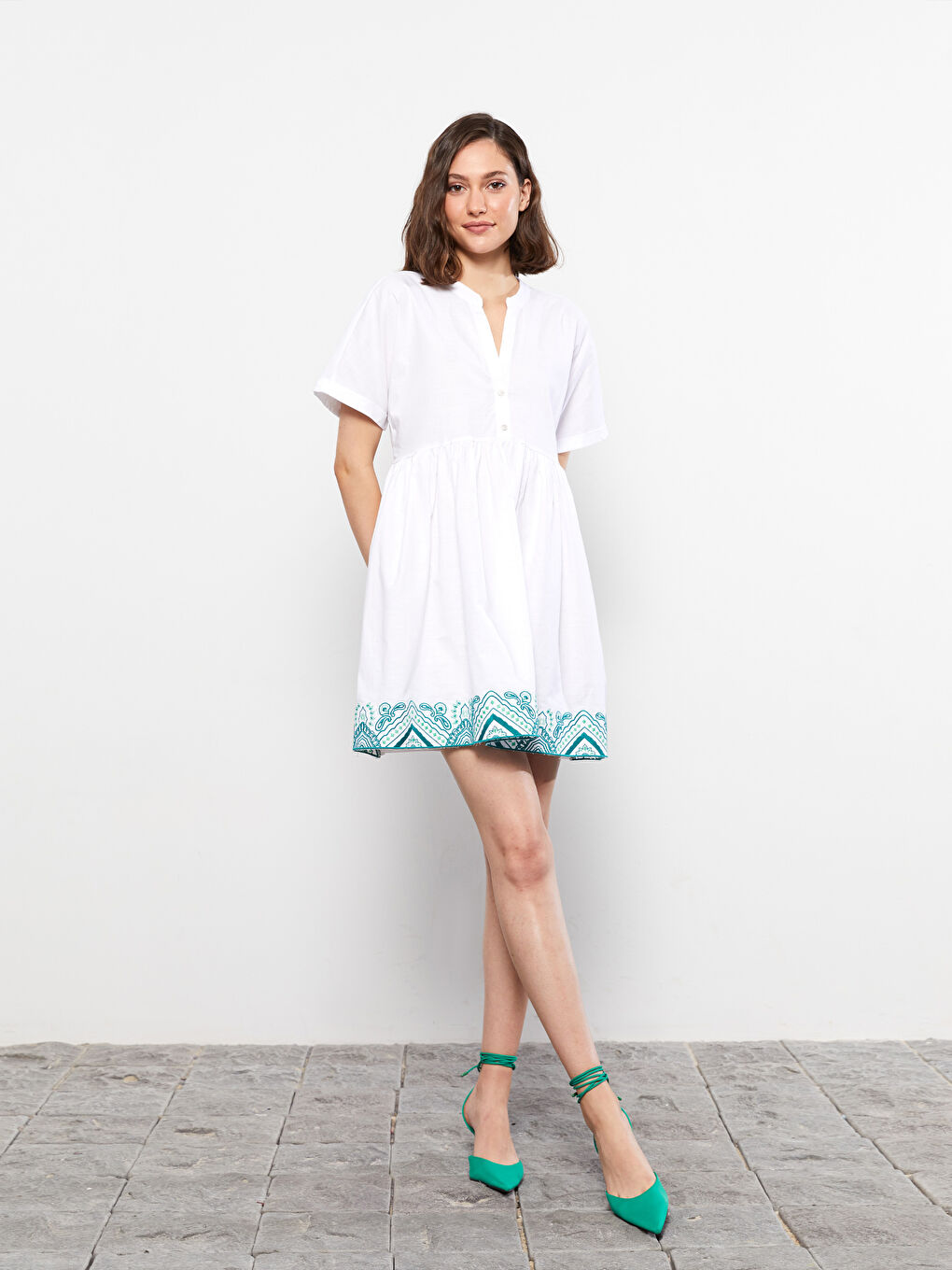 Beyaz Kaçık Yaka Nakışlı Kısa Kollu Poplin Kadın Elbise