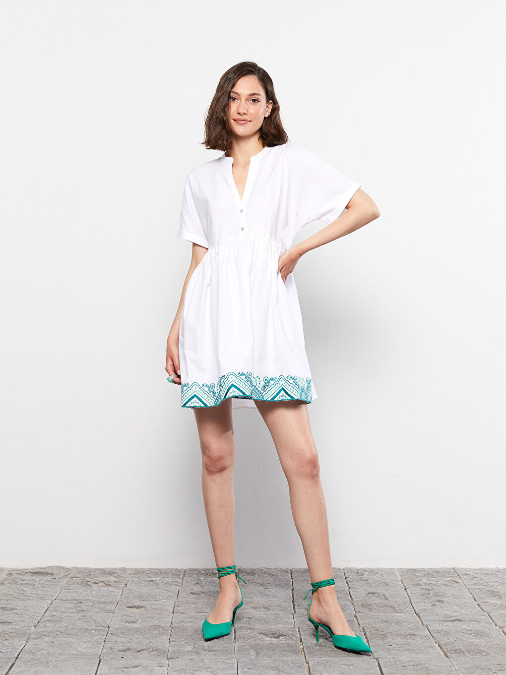 Beyaz Kaçık Yaka Nakışlı Kısa Kollu Poplin Kadın Elbise-1