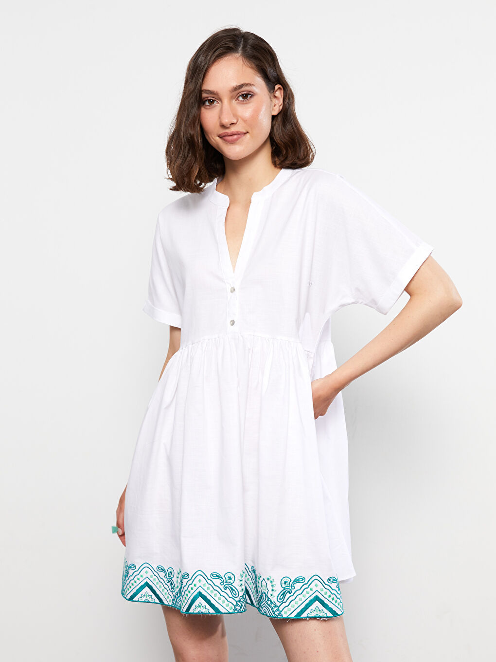 Beyaz Kaçık Yaka Nakışlı Kısa Kollu Poplin Kadın Elbise-2