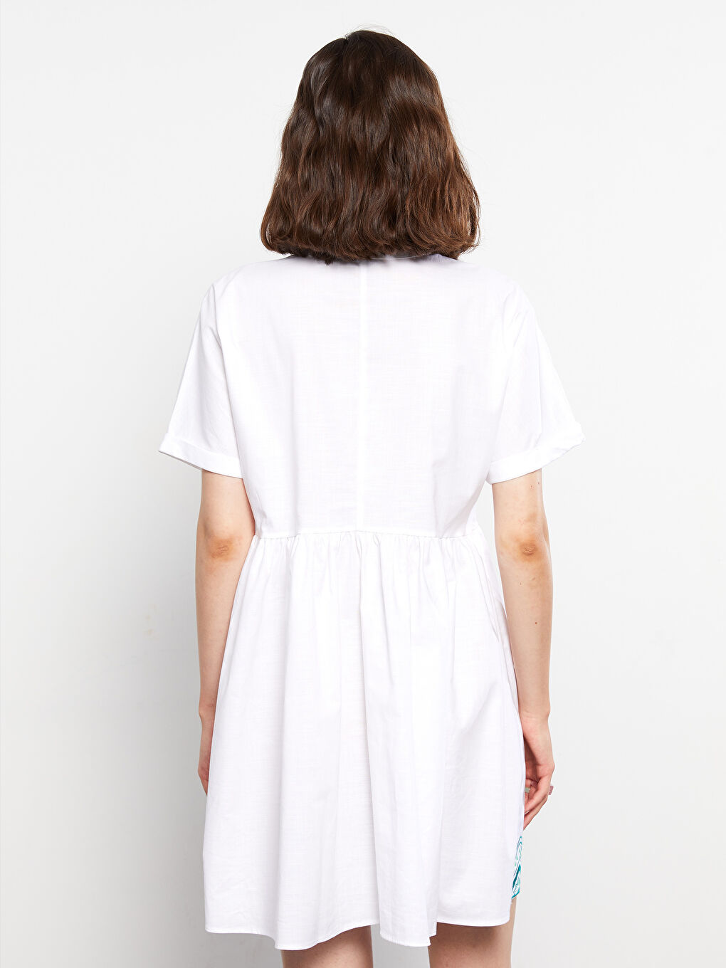 Beyaz Kaçık Yaka Nakışlı Kısa Kollu Poplin Kadın Elbise-4